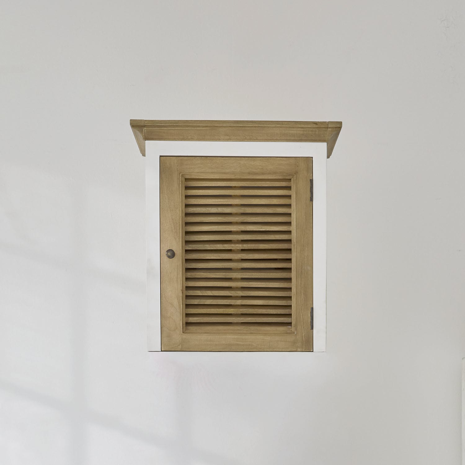 Elemento top Degarmo Mobile da parete in legno con cornice bianca e porta a persiana in legno naturale
