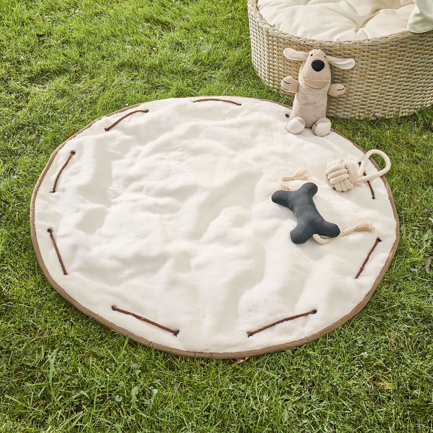 Tappetino per animali Marnja Tappeto rotondo bianco morbido in peluche sull'erba con giocattoli per cani in tessuto