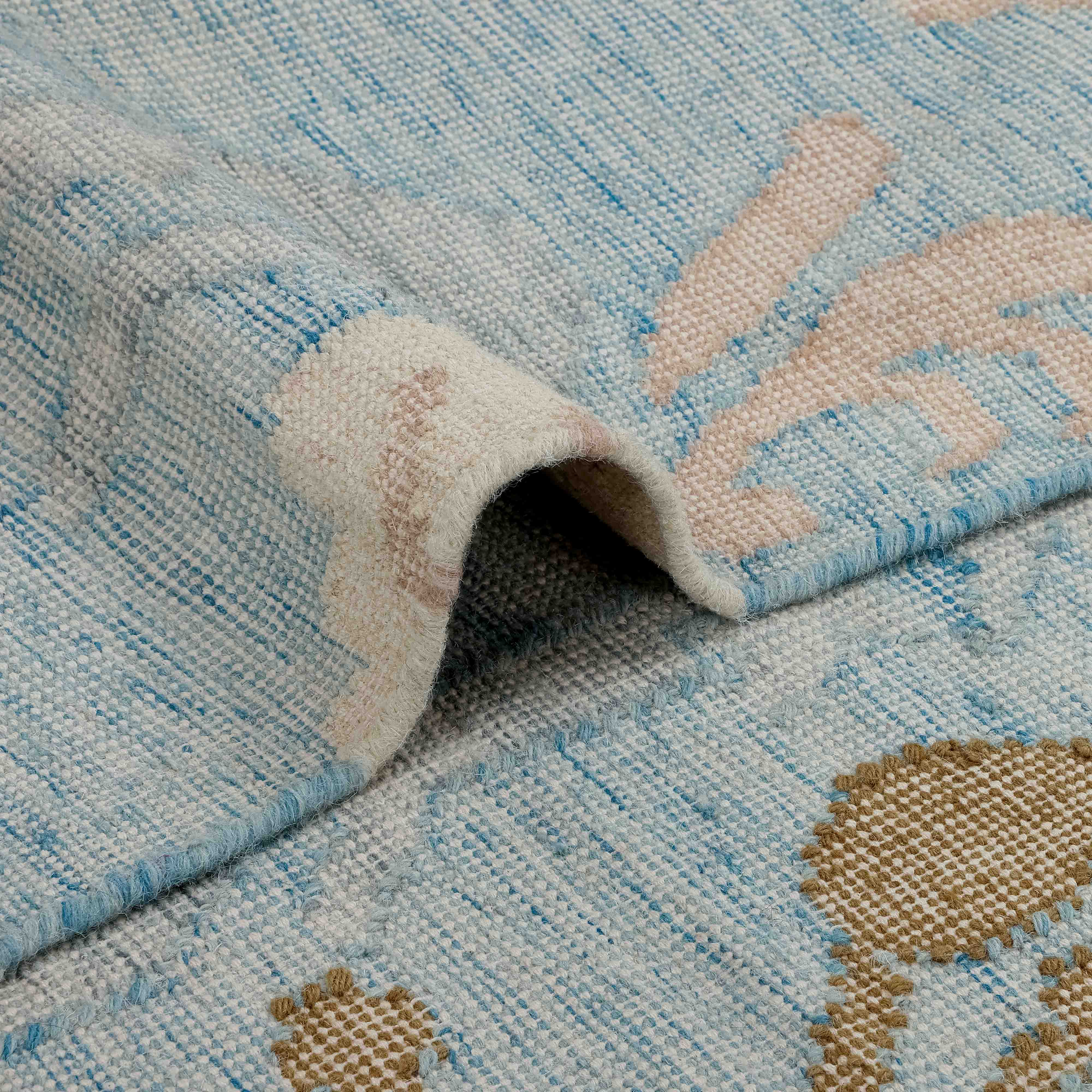 Tappeto in tessuto morbido blu e beige con motivo delicato, decorazione elegante per interni