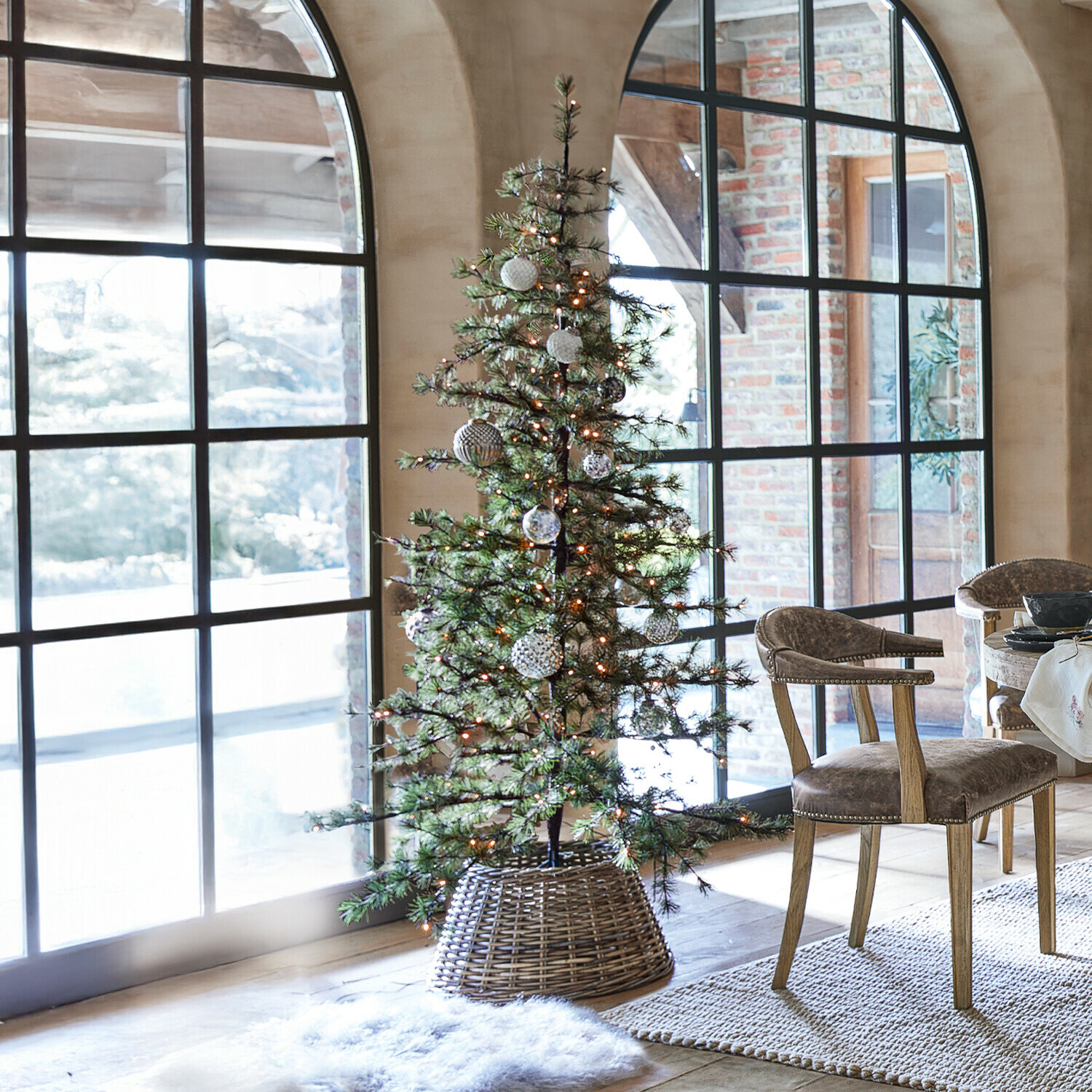 Albero di Natale Sapi Albero di Natale artificiale verde con luci LED in cesta di vimini in interno luminoso con grandi finestre