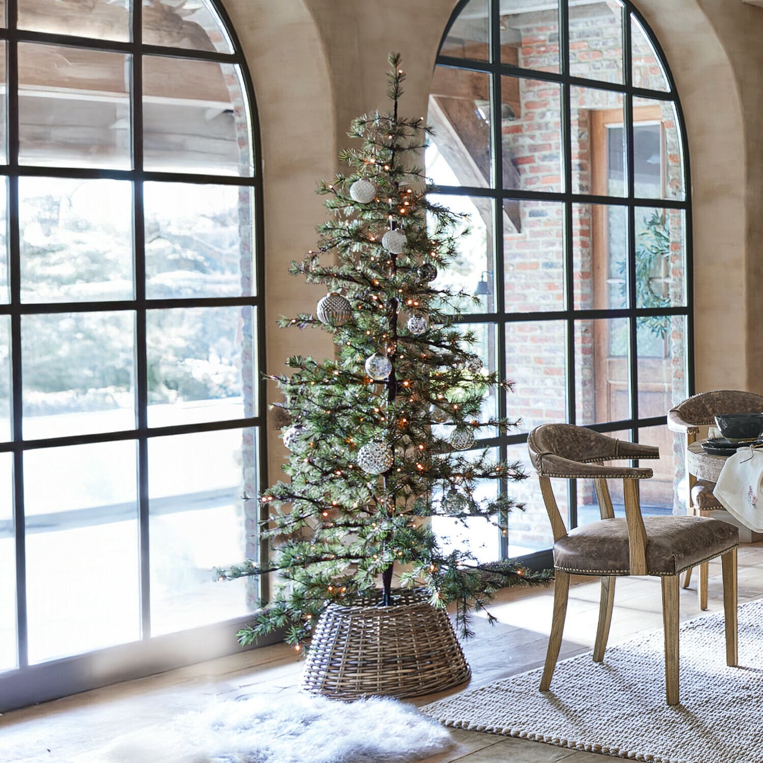 Albero di Natale Sapi Albero di Natale artificiale verde con luci LED in cesta di vimini in interno luminoso con grandi finestre