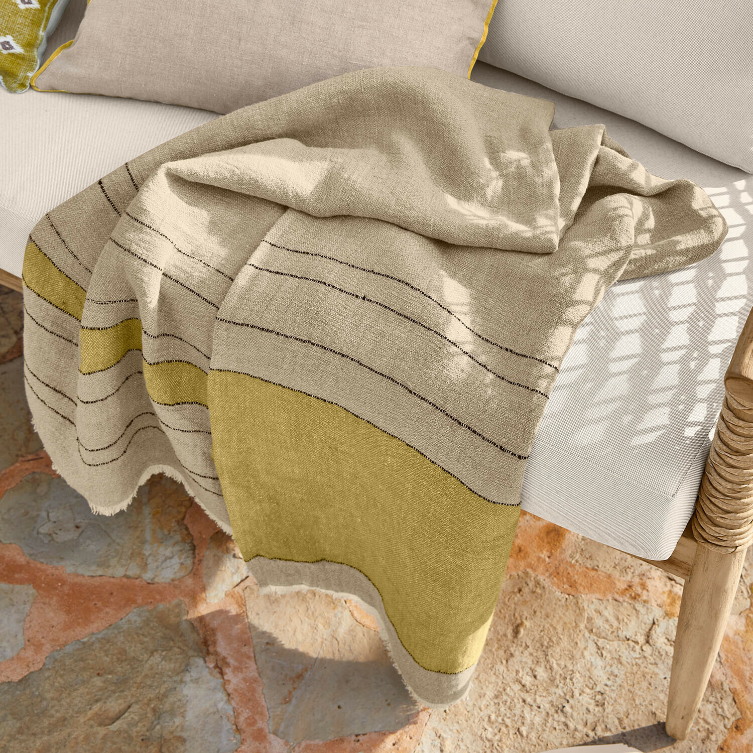 Coperta Brisalda Coperta in lino beige e oliva con motivo a righe sottili, perfetta per arredamento e relax