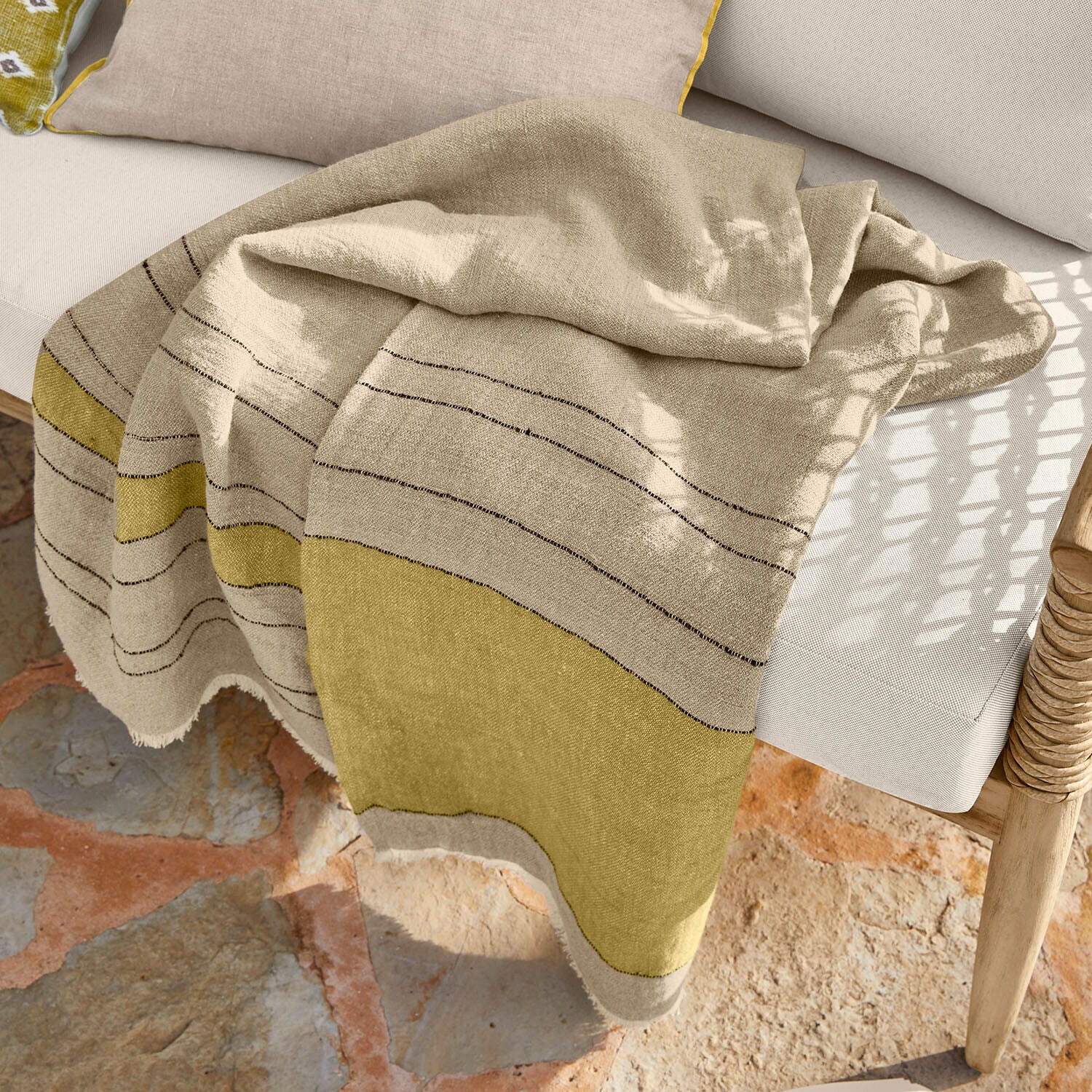 Coperta Brisalda Coperta in lino beige e oliva con motivo a righe sottili, perfetta per arredamento e relax