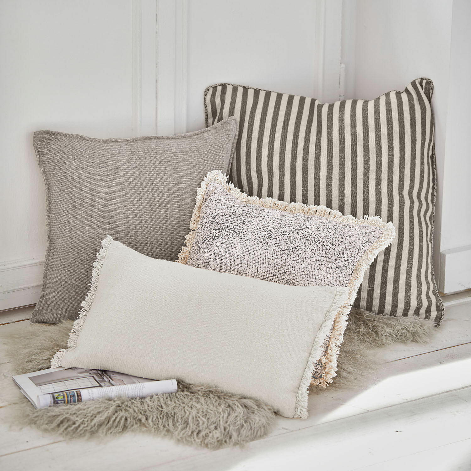 Set di 4 cuscini Valenciennes Set di quattro cuscini decorativi beige e grigi su tappeto di pelliccia sintetica