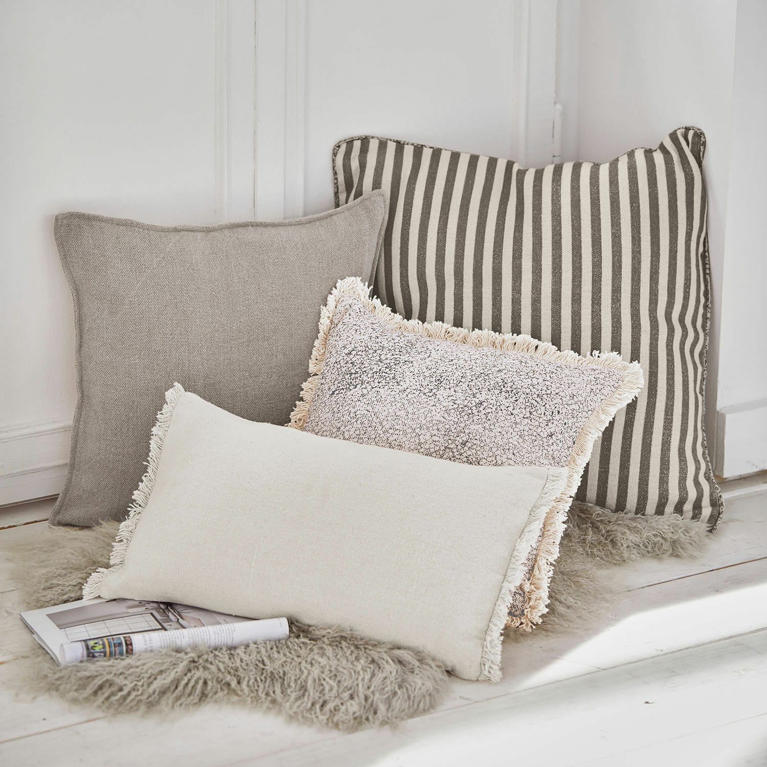 Set di 4 cuscini Valenciennes Set di quattro cuscini decorativi beige e grigi su tappeto di pelliccia sintetica