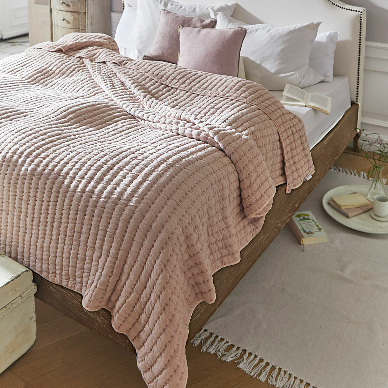 Quilt Herepian Coperta trapuntata in cotone rosa su letto in legno con biancheria bianca in camera accogliente