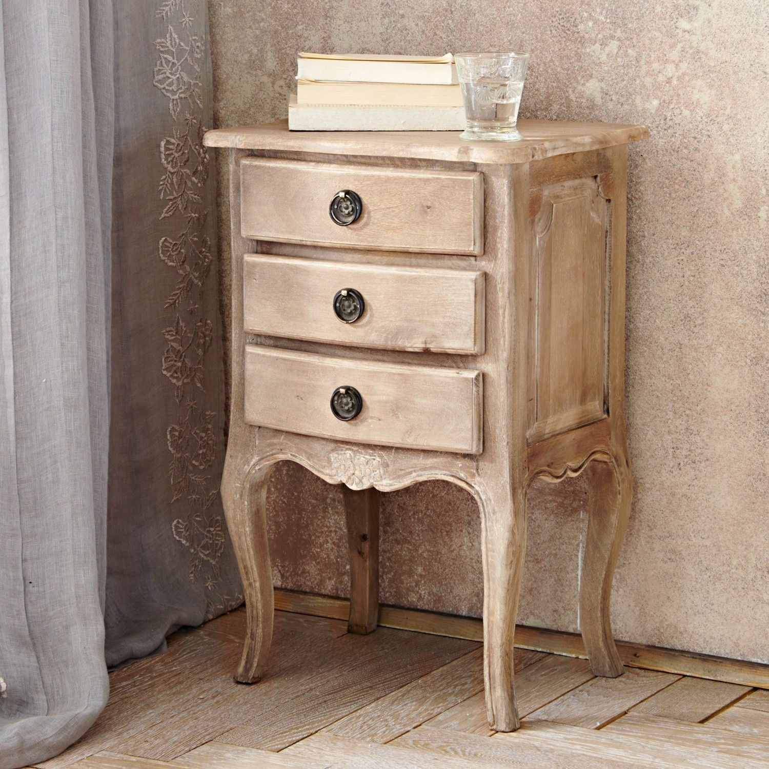 Comodino Loury Comodino in legno stile vintage colore marrone chiaro con tre cassetti e maniglie rotonde