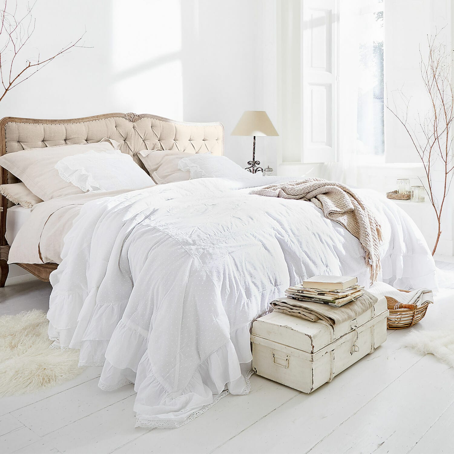 Trapunta Pittefaux Camera accogliente con letto beige imbottito e biancheria da letto bianca in cotone stile vintage