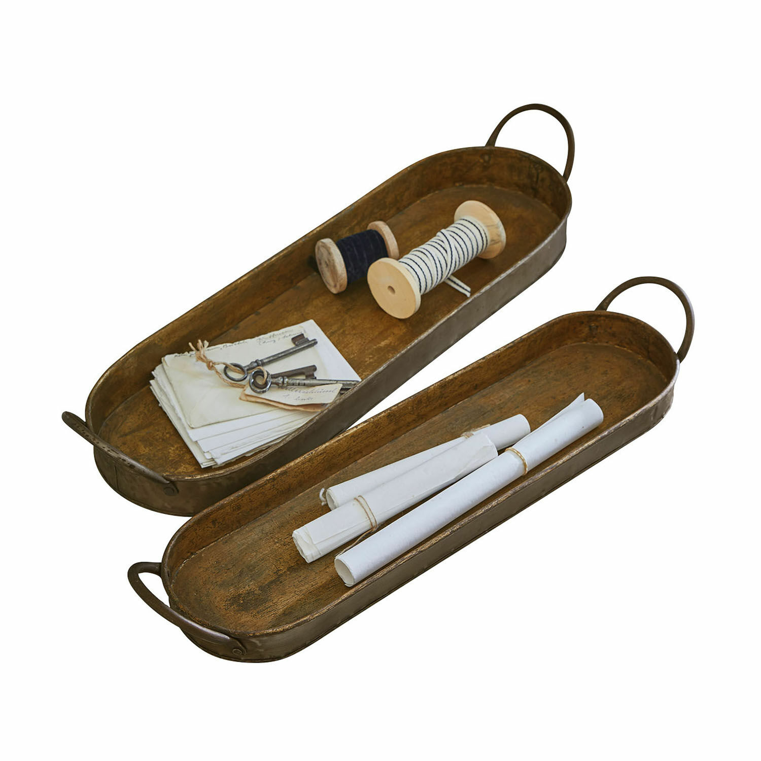 Coppia di vassoi Célianne Due vassoi in metallo marrone con manici, uno con chiavi e rocchetti di filo, l'altro con rotoli di carta