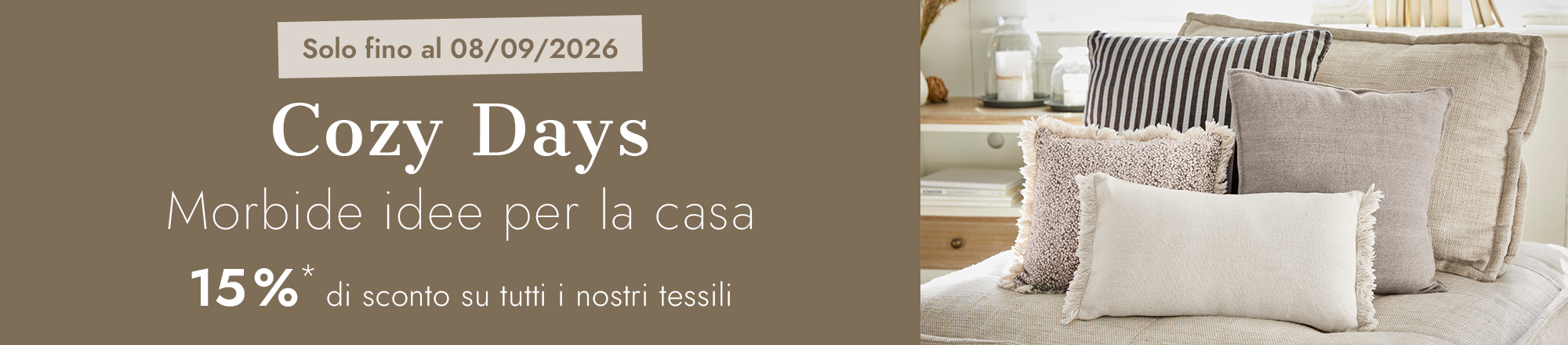 Set di cuscini morbidi in tonalità naturali beige e marrone su divano per arredamento casa