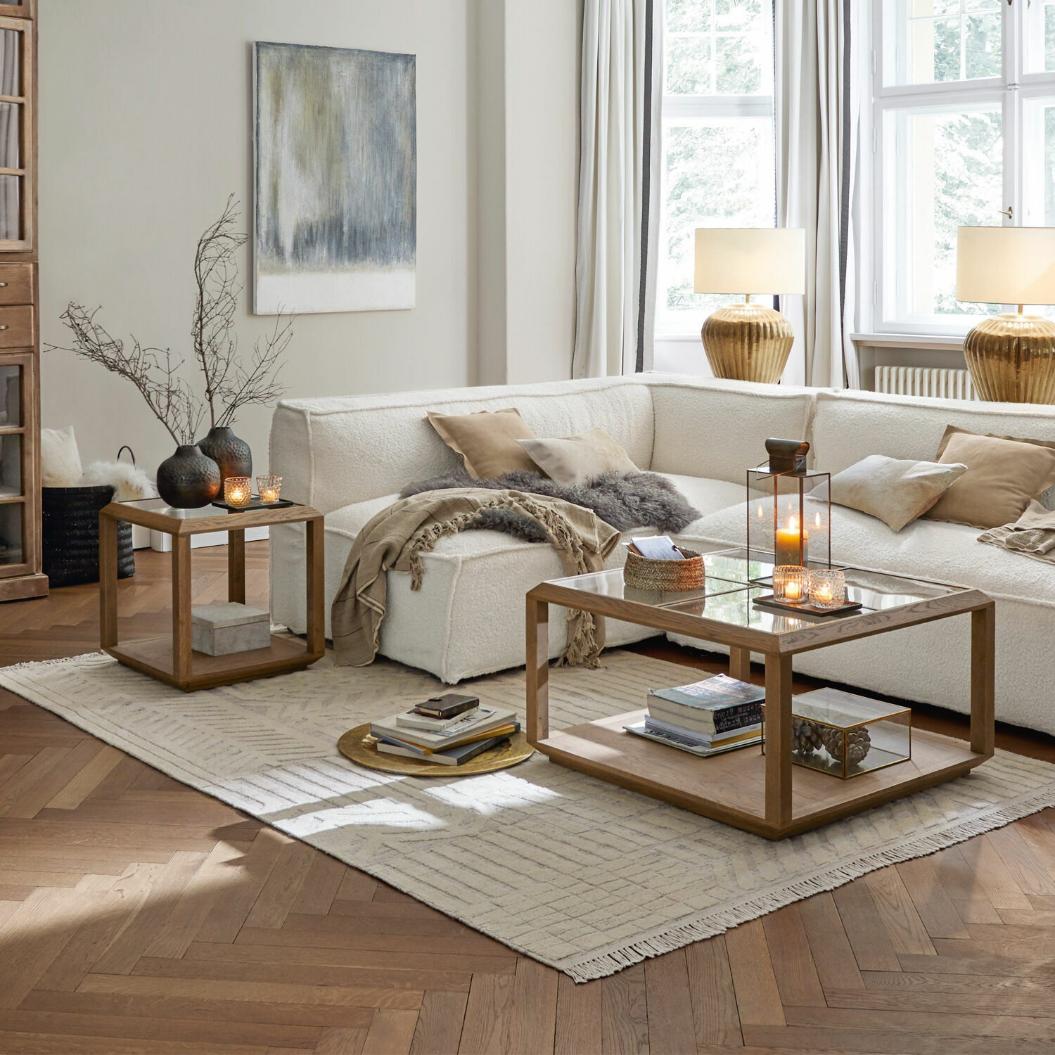 Tappeto Bachant Soggiorno moderno con divano bianco e tavolini in legno su tappeto chiaro, decorazioni e lampade