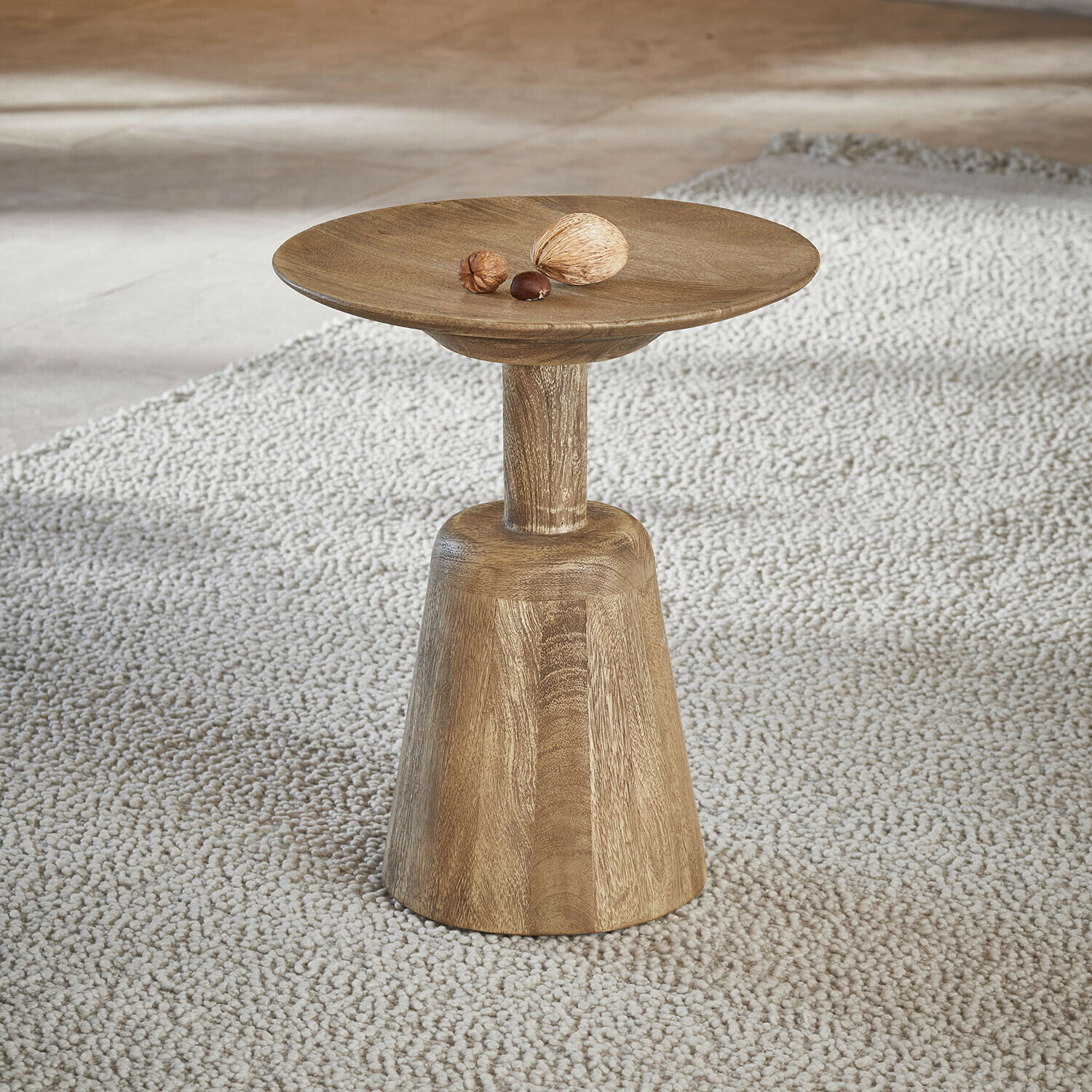 Tavolino di complemento Ulric Tavolino in legno colore naturale su tappeto chiaro, design minimalista per soggiorno
