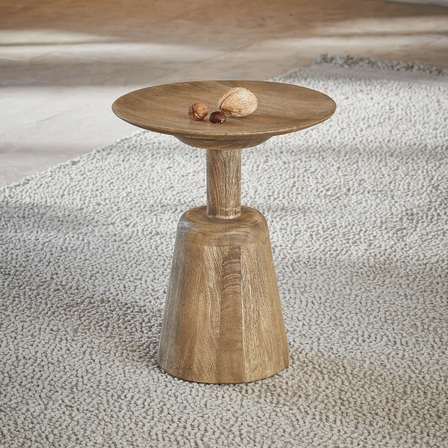 Tavolino di complemento Ulric Tavolino in legno colore naturale su tappeto chiaro, design minimalista per soggiorno
