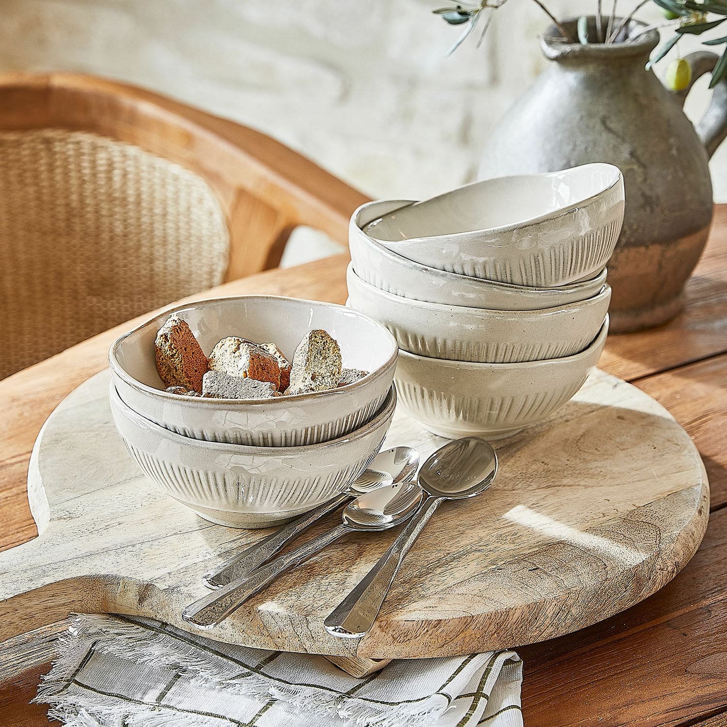 Set di 6 ciotole Périers Set di ciotole in ceramica crema con texture su tagliere in legno per servizio rustico