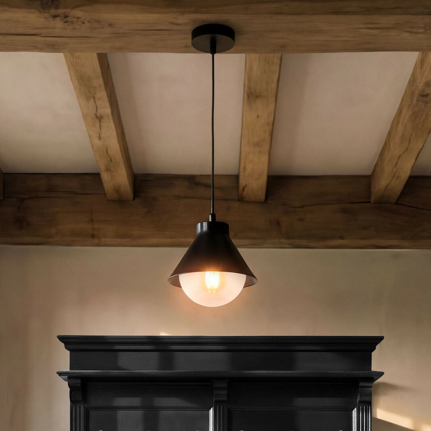 Lampada a sospensione Térélune Lampada a sospensione in metallo nero con paralume in vetro satinato sotto travi in legno