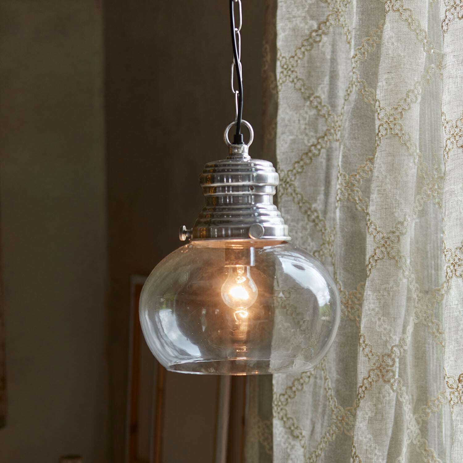 Lampada a sospensione Jule Lampada a sospensione in vetro con paralume in metallo argento, lampada decorativa da soffitto