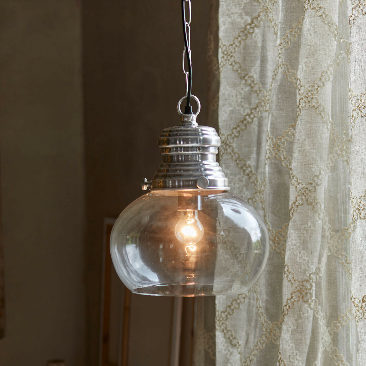 Lampada a sospensione Jule Lampada a sospensione in vetro con paralume in metallo argento, lampada decorativa da soffitto