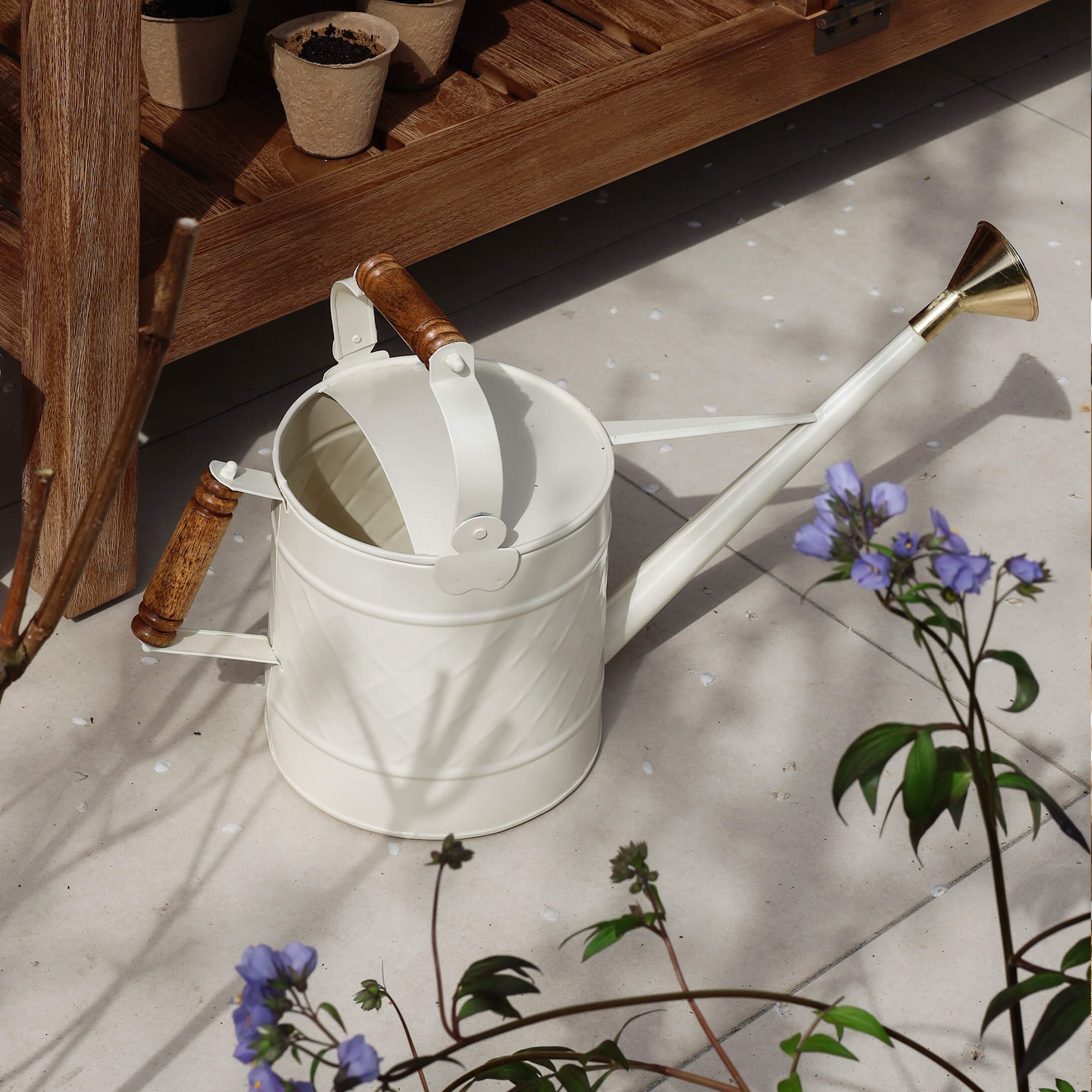Annaffiatoio in metallo bianco con manici in legno e beccuccio in ottone per giardinaggio