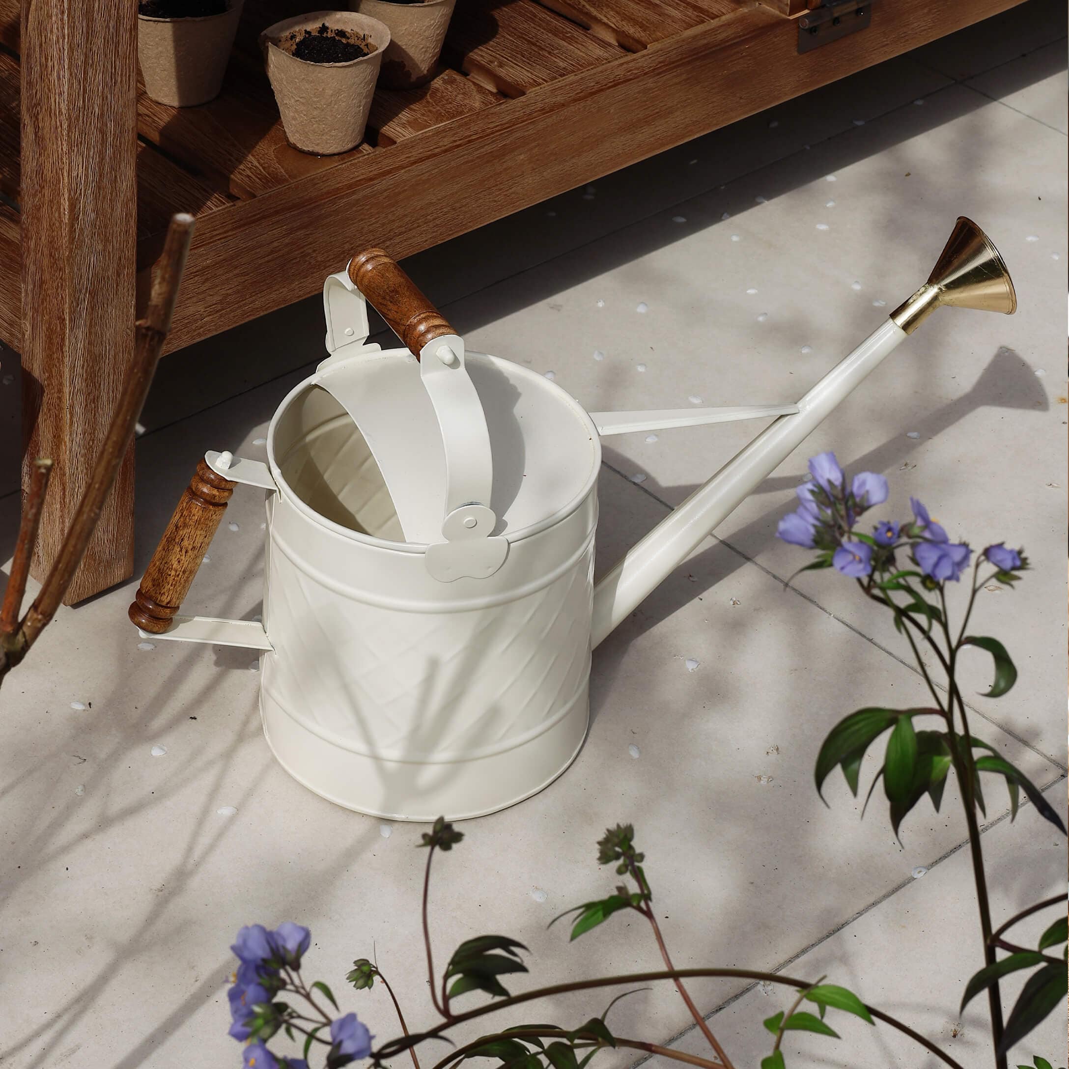 Annaffiatoio in metallo bianco con manici in legno e beccuccio in ottone per giardinaggio