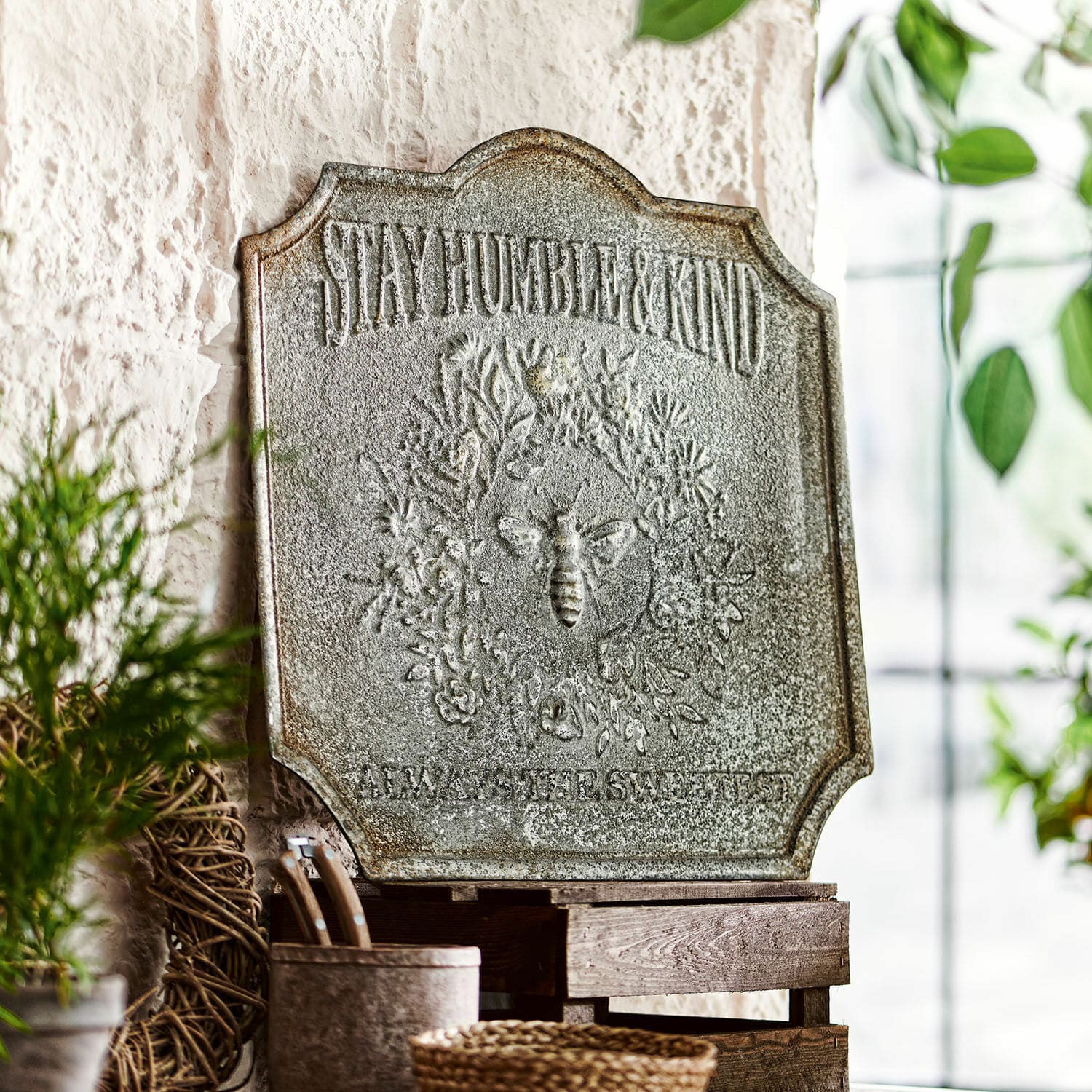 Targa decorativa Humble Decorazione da parete in metallo con scritta Stay Humble & Kind e motivo ape in stile vintage