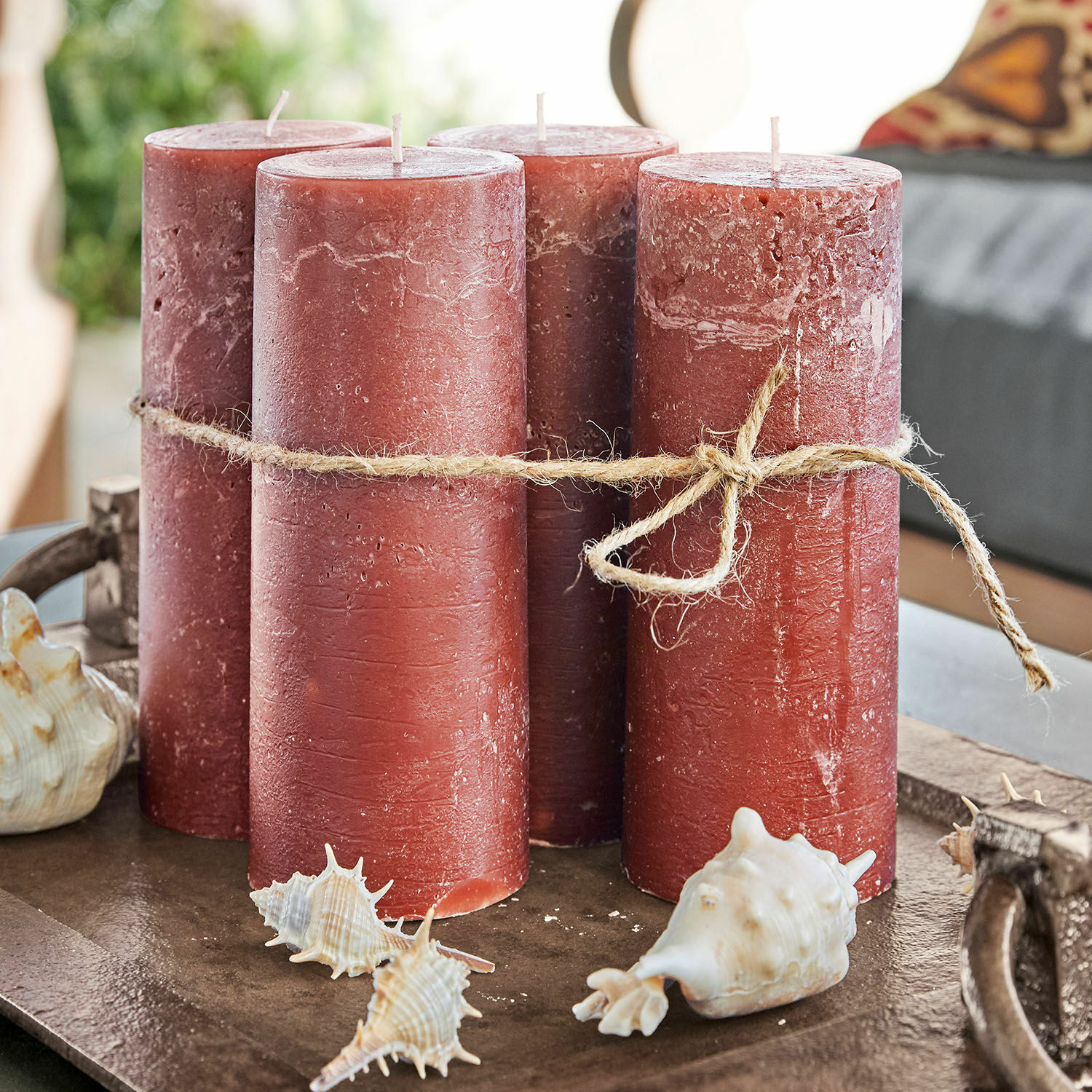 Set di 4 candele Homel Quattro candele rosse in cera con corda naturale su vassoio decorativo con conchiglie