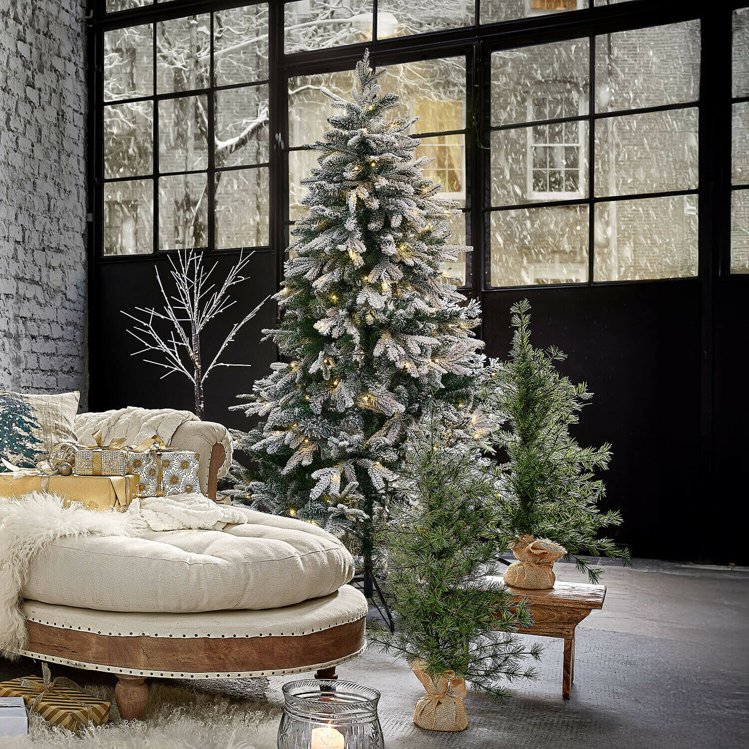 Albero di Natale Norila Albero di Natale artificiale innevato con luci in soggiorno moderno con divano beige e regali dorati