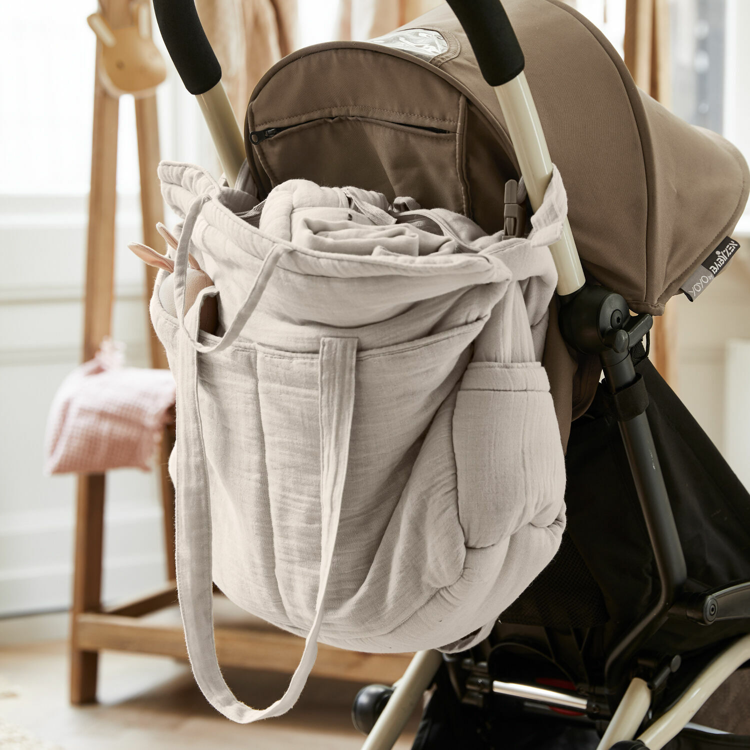 Borsa fasciatoio Mireval Borsa beige in tessuto morbido appesa al manico del passeggino, accessorio pratico per genitori