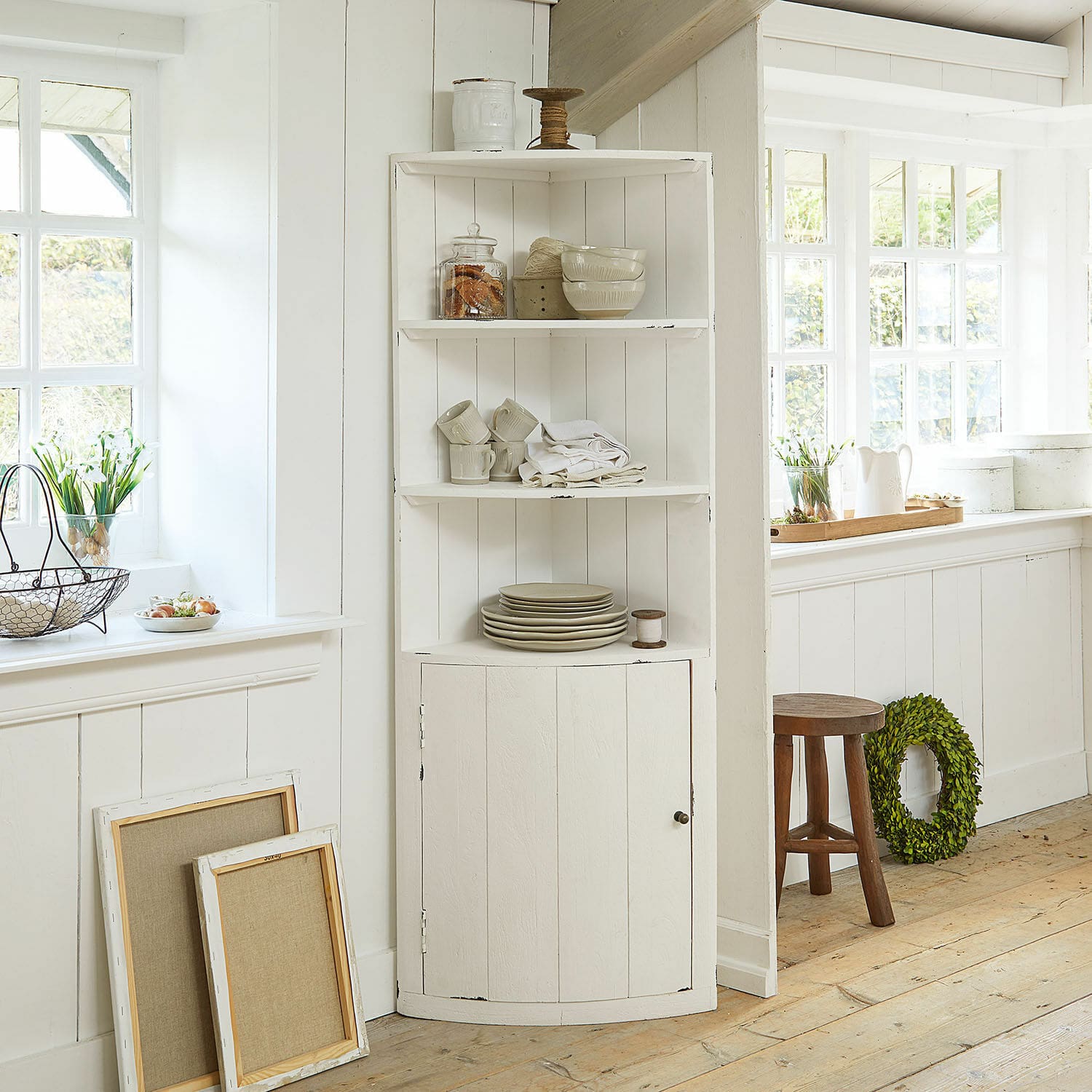 Angoliera Emarive Mobile angolare in legno bianco con ripiani e anta in cucina rustica luminosa