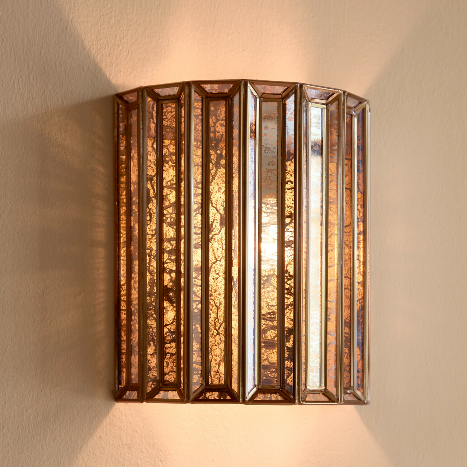 Lampada da parete Immogen Applique da parete in vetro color rame con motivo decorativo, luce calda per soggiorno o camera da letto