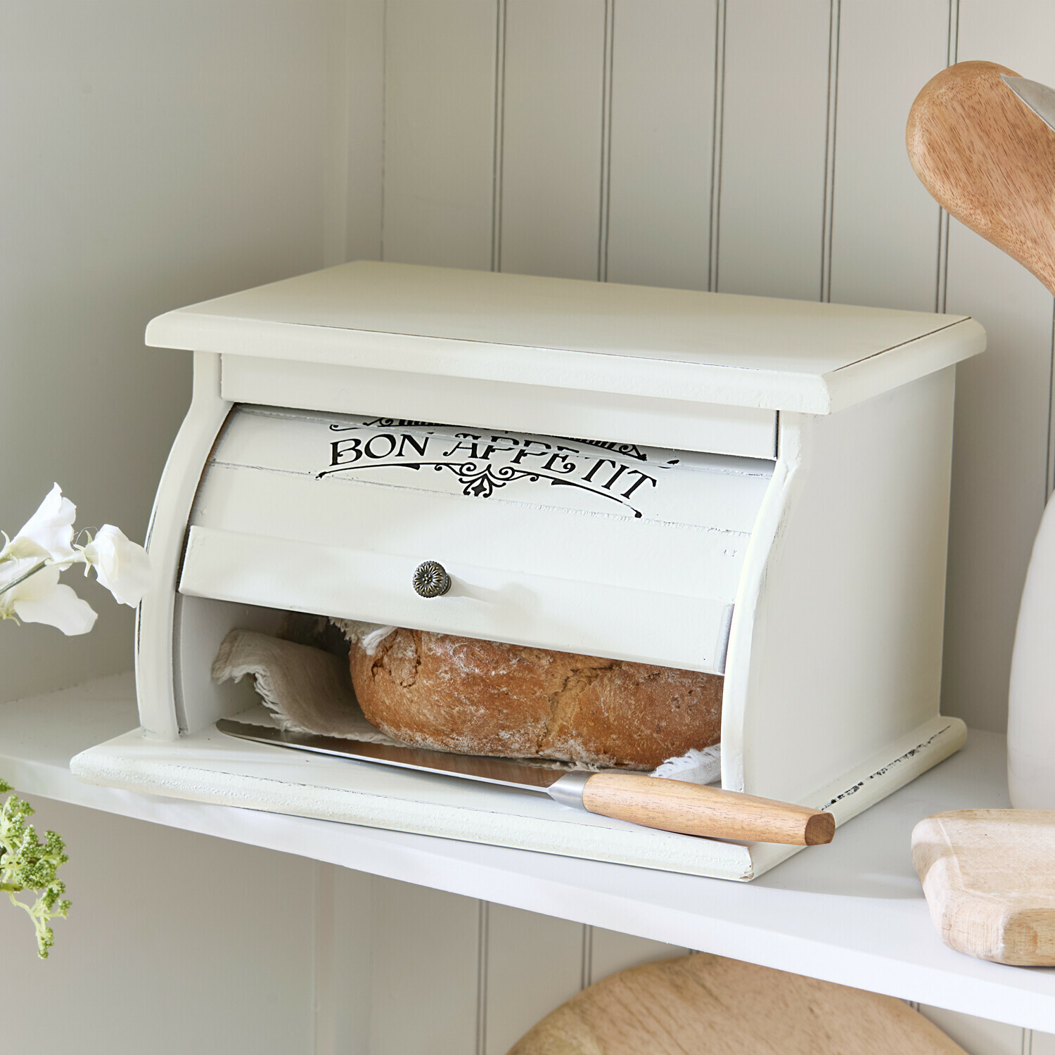 Portapane Bon Appetit Porta pane in legno bianco con scritta Bon Appétit e coltello da pane su mensola cucina