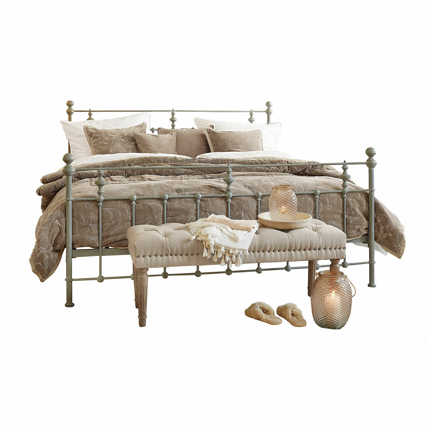 Letto Beauvierre Letto in metallo con biancheria beige e panca imbottita, decorazioni accoglienti e pantofole