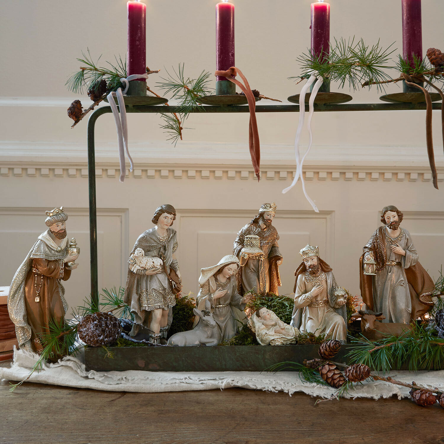 Set di 9 statuine per culla Caprinas Figure del presepe in colori naturali con candele rosse e rami verdi per decorazione natalizia