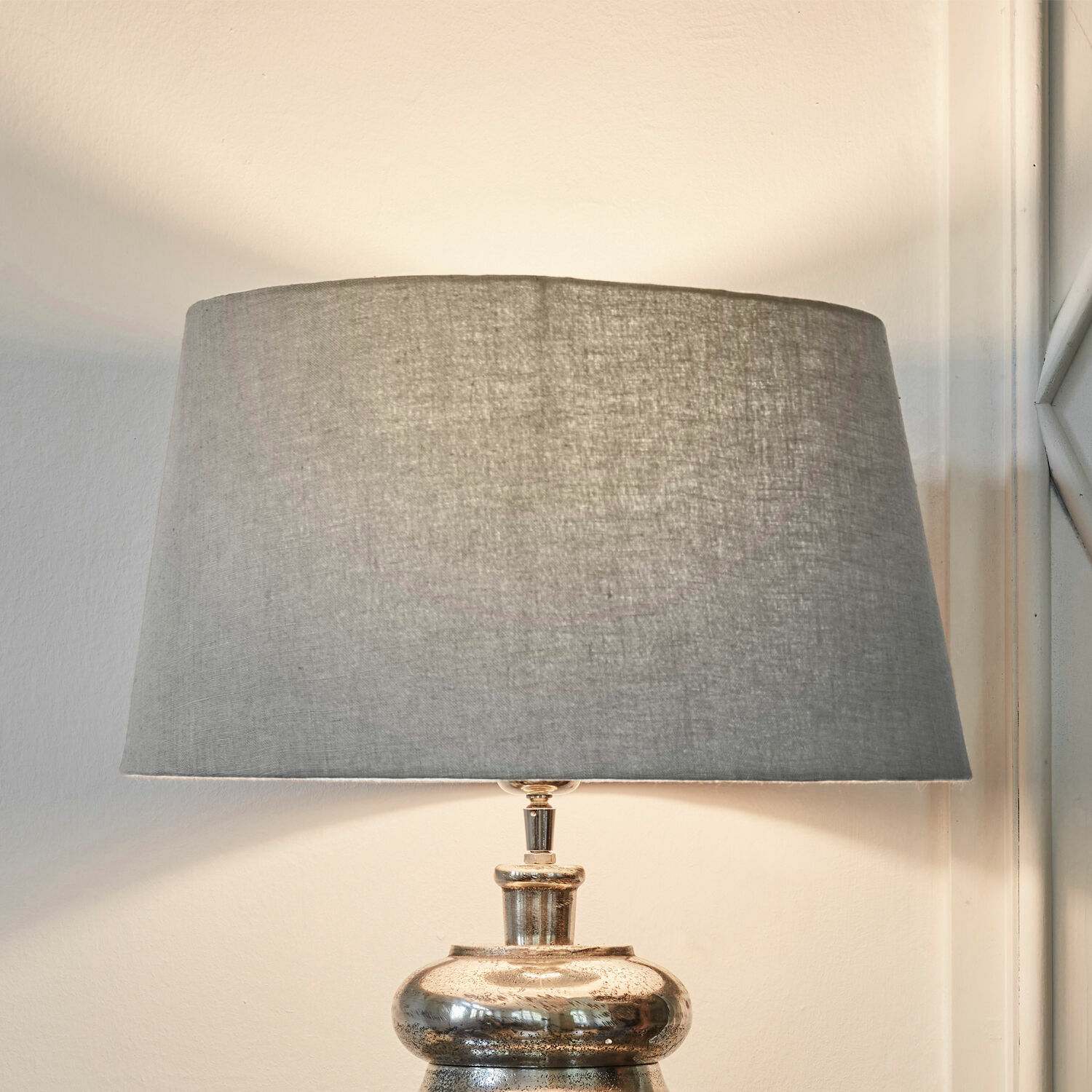 Paralume Boffas Lampada da tavolo con base in metallo e paralume in lino grigio per arredamento interno