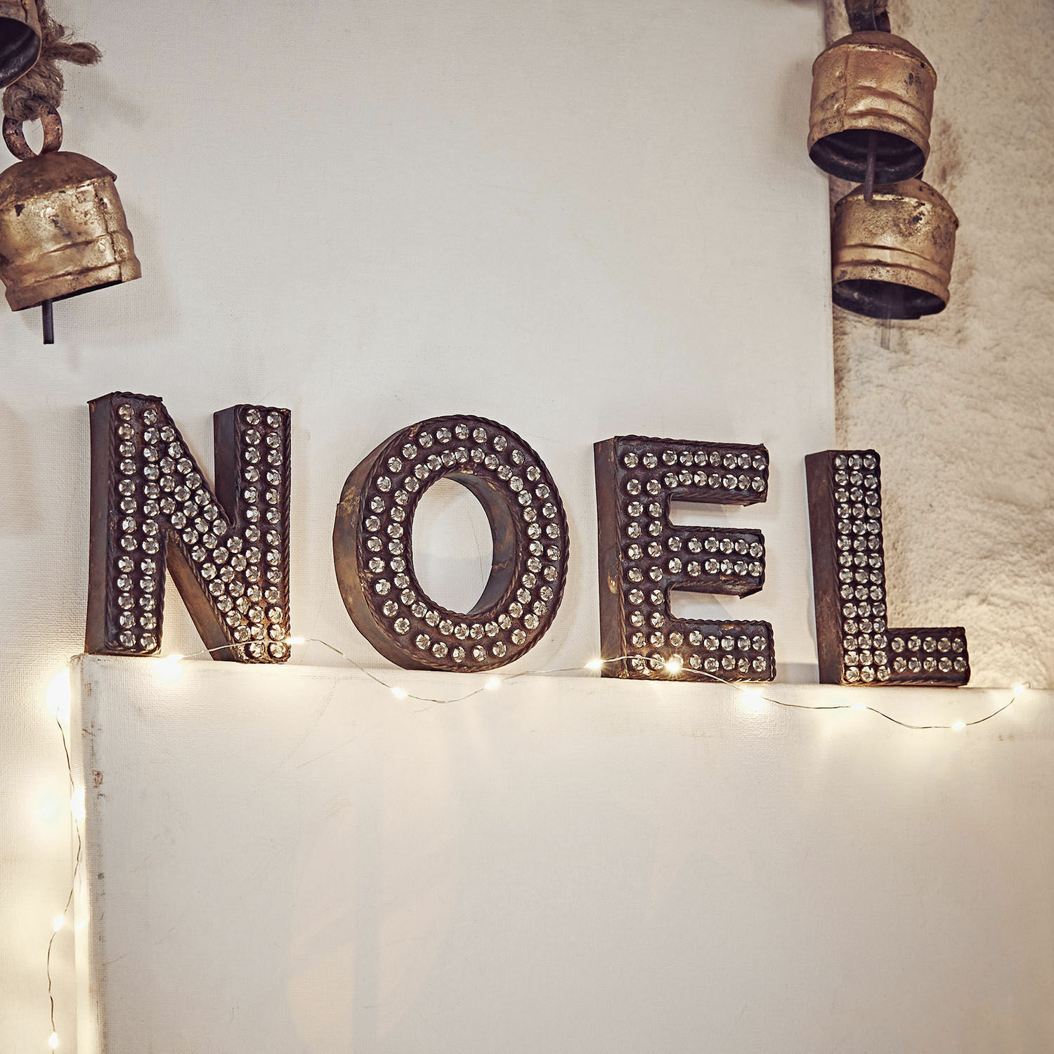Lettere NOEL NOEL Lettere decorative NOEL in metallo scuro con decorazioni in cristallo e luci natalizie