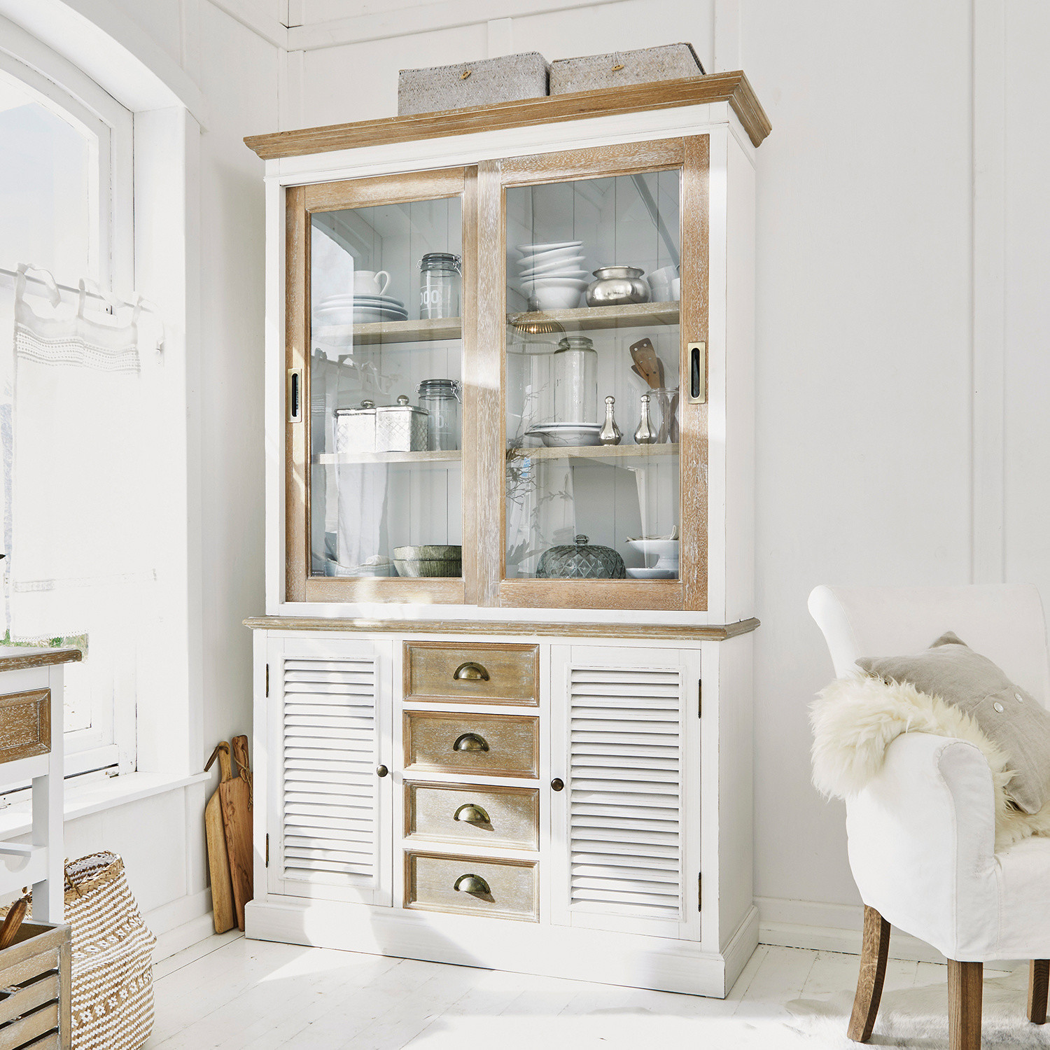 Credenza Moosehide Vetrina in legno bianco con ante scorrevoli in vetro e cassetti in stile rustico