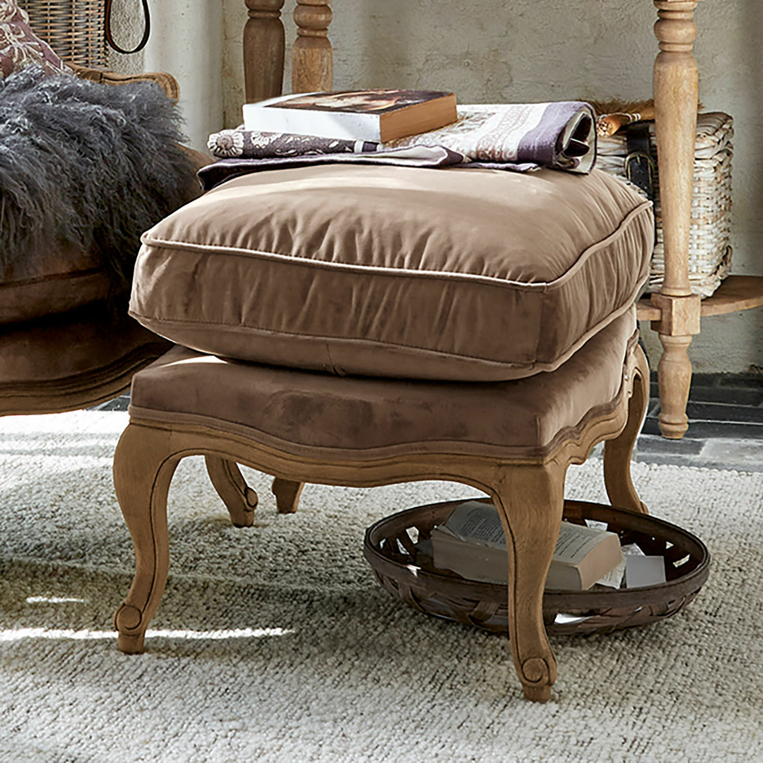 Pouf Corlay Poggiapiedi beige con cuscino in velluto morbido e struttura in legno intagliato stile vintage