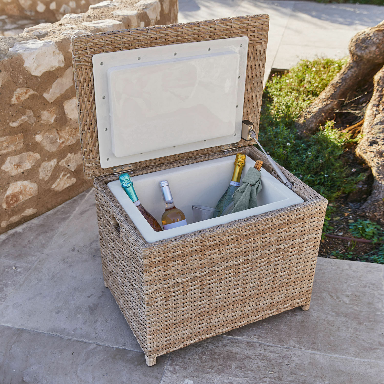 Frigo box Karamea Contenitore refrigerante aperto in rattan naturale con bottiglie di vino e bicchiere all'aperto