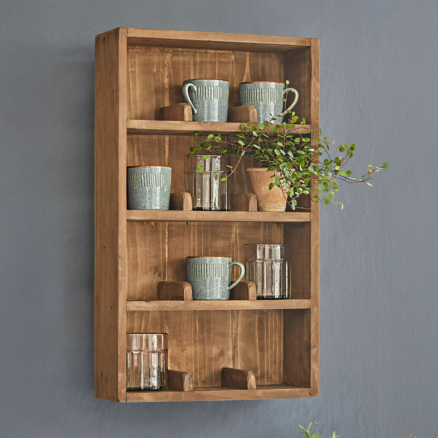 Scaffale da parete Sunnybrook Mensola da parete in legno naturale con tazze in ceramica e bicchieri, soluzione salvaspazio per cucina