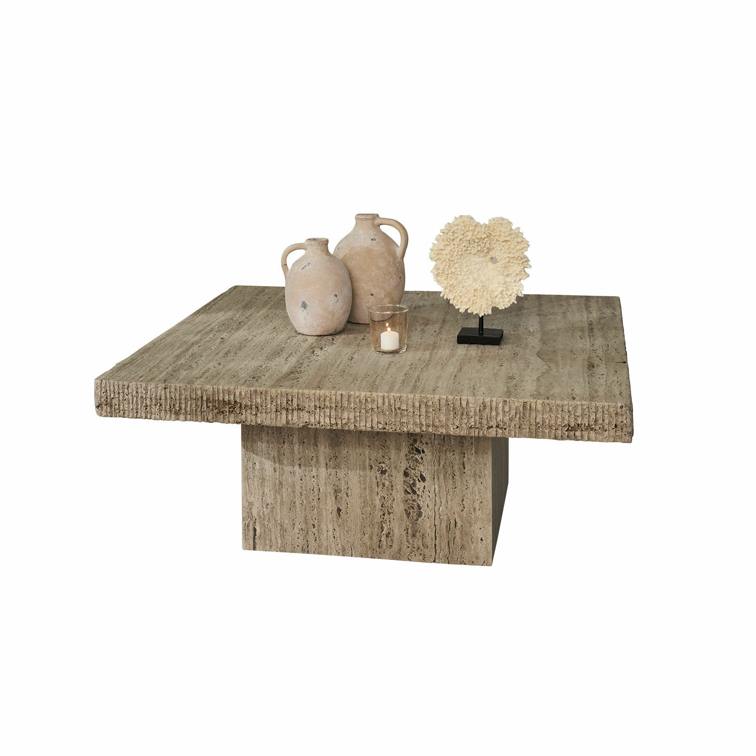 Tavolino da salotto Gainsbury Tavolino quadrato in travertino beige con brocche decorative e candela accesa