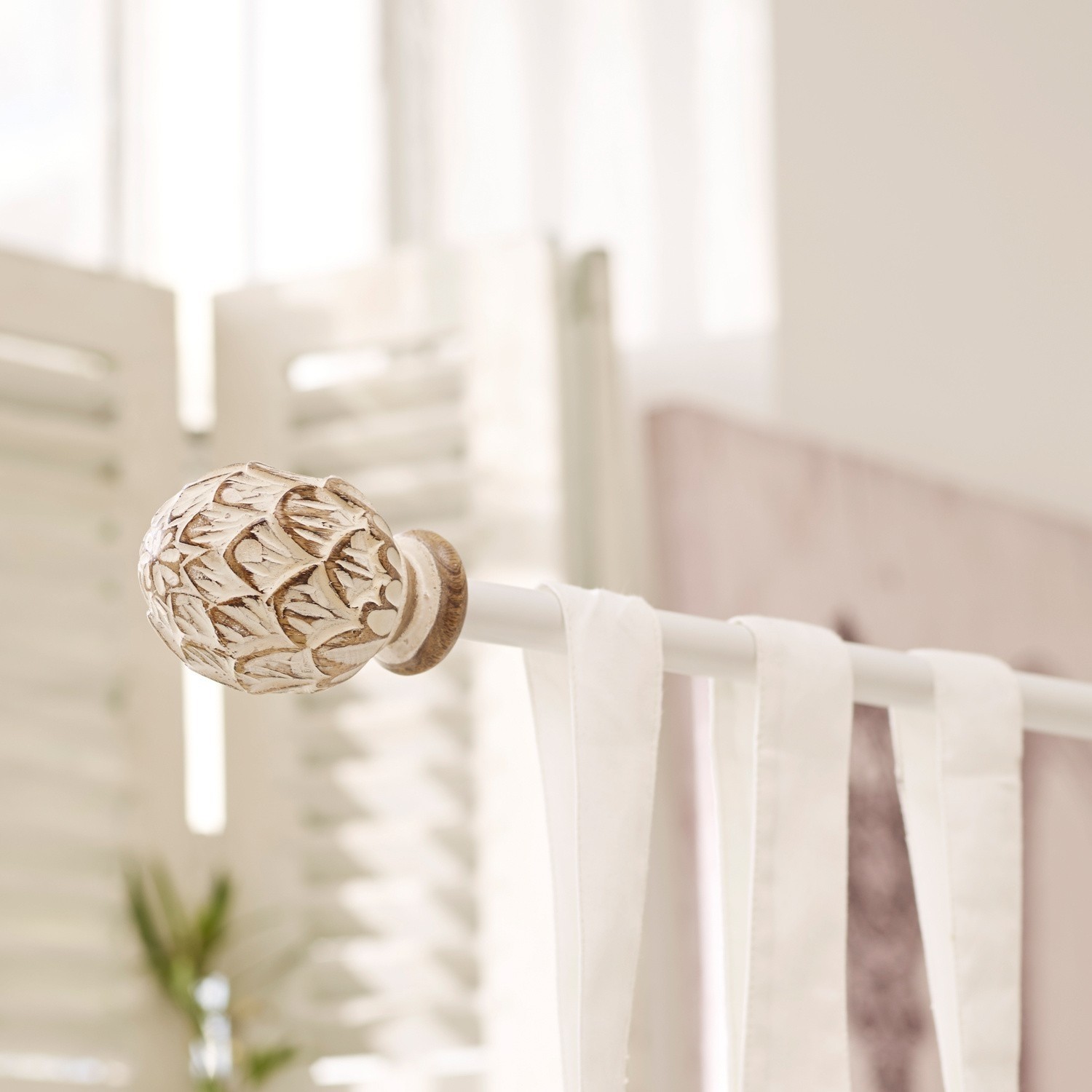 Bastone per tende Keene Terminale per bastone tenda in legno bianco intagliato con motivo decorativo per finestre