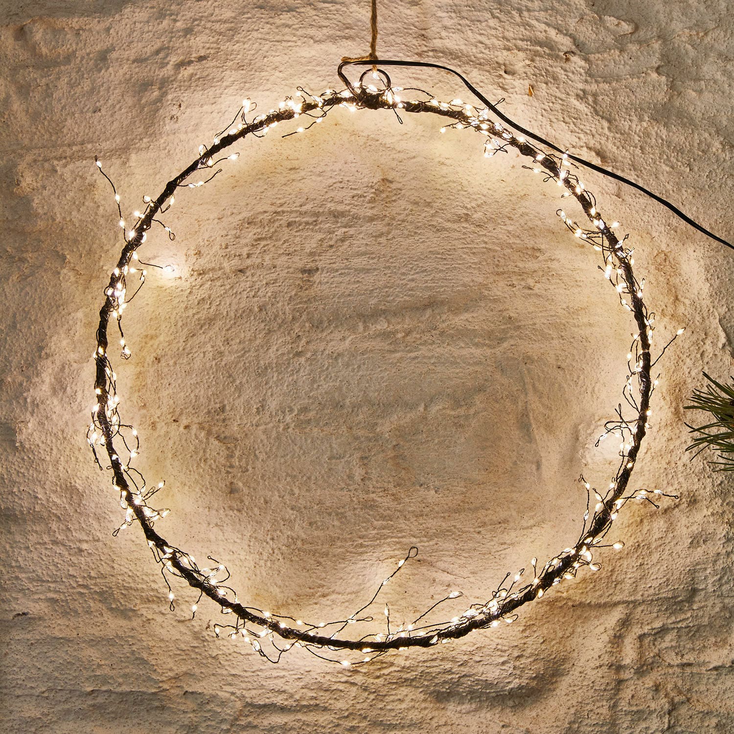 Ghirlanda a LED Estavino Corona rotonda in metallo sottile con luci LED bianche calde per decorazione da parete