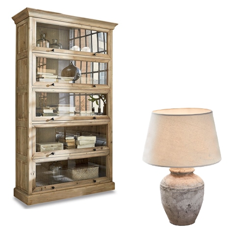 Vetrina in legno con ante in vetro e lampada da tavolo con paralume beige, stile rustico