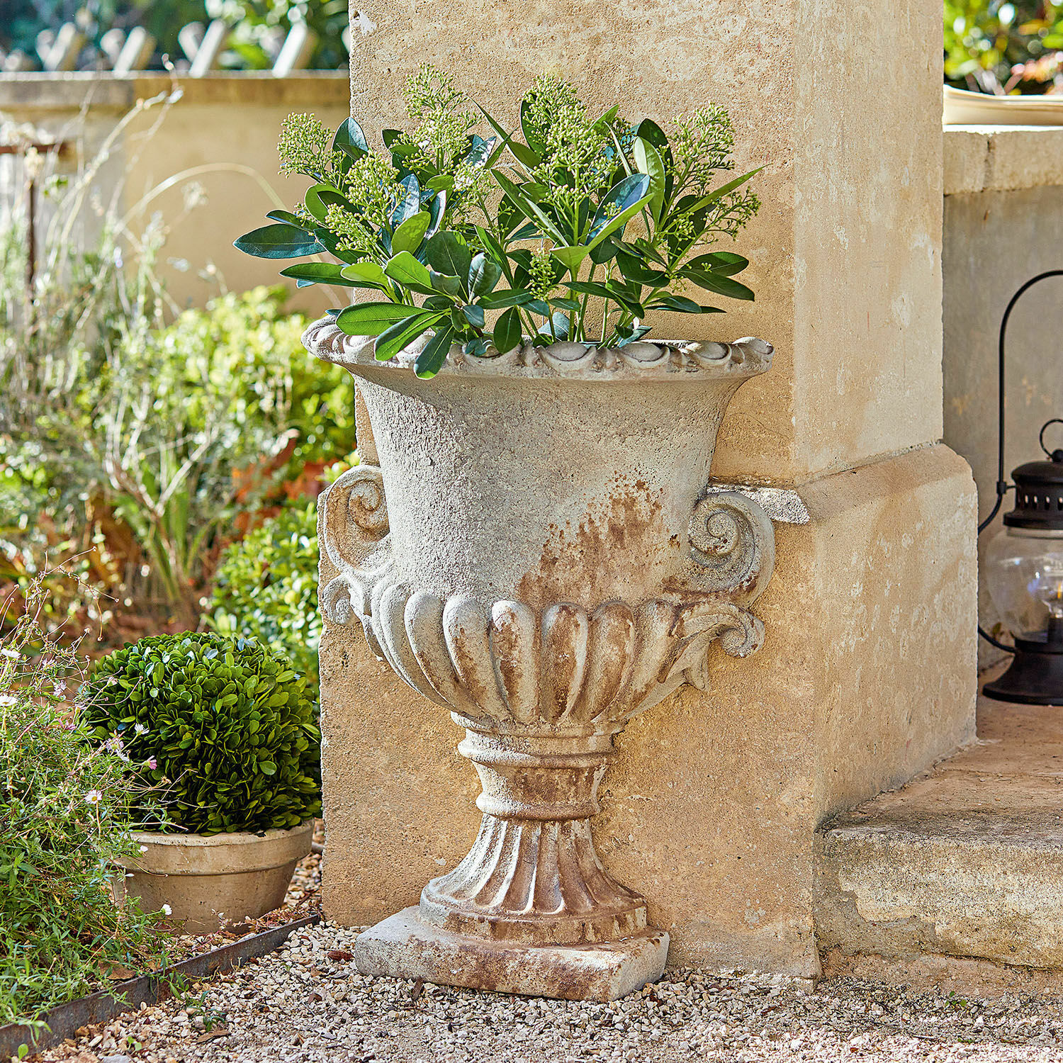 Anfora Cevio Vaso decorativo in pietra beige con piante verdi per giardino esterno
