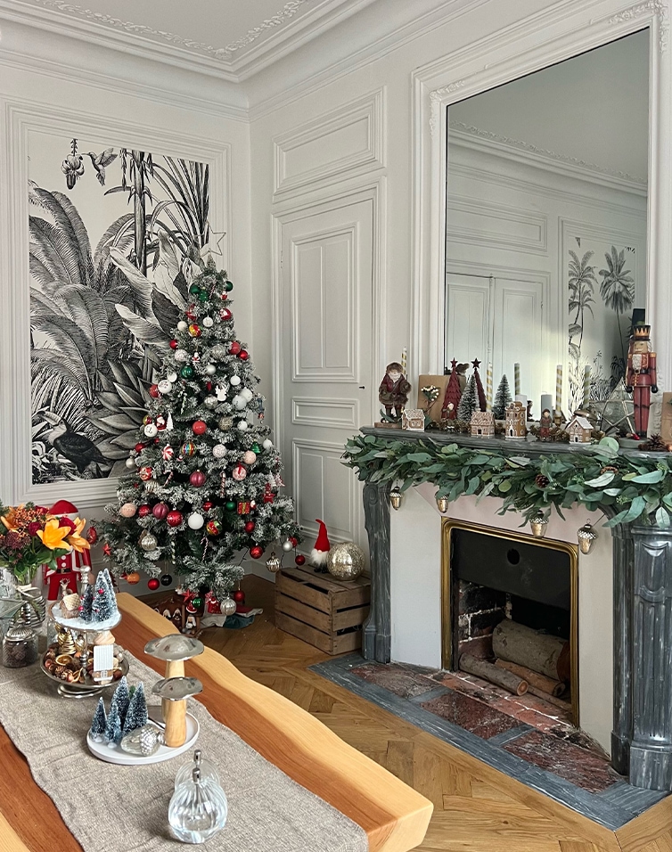 Soggiorno accogliente con camino bianco, ghirlanda verde e albero di Natale decorato per le feste