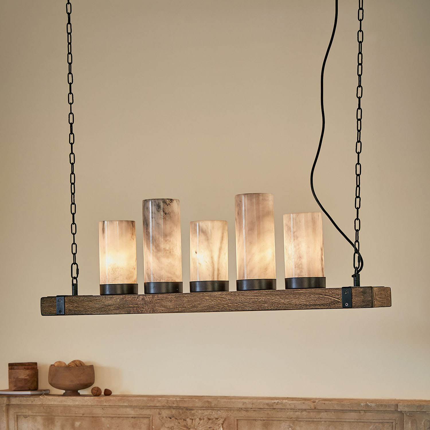 Lampadario con cinque paralumi in vetro lattiginoso e base in legno, stile rustico