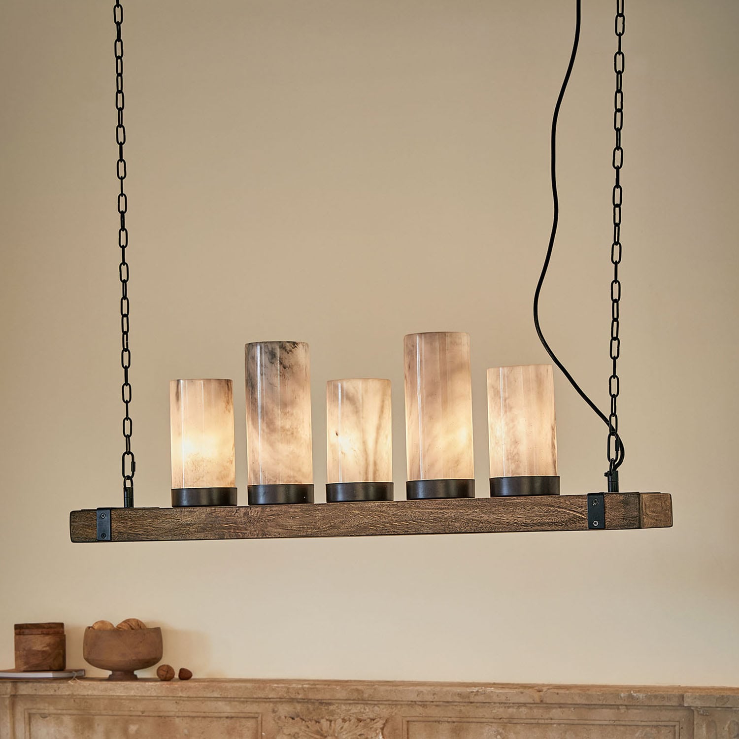 Lampadario con cinque paralumi in vetro lattiginoso e base in legno, stile rustico