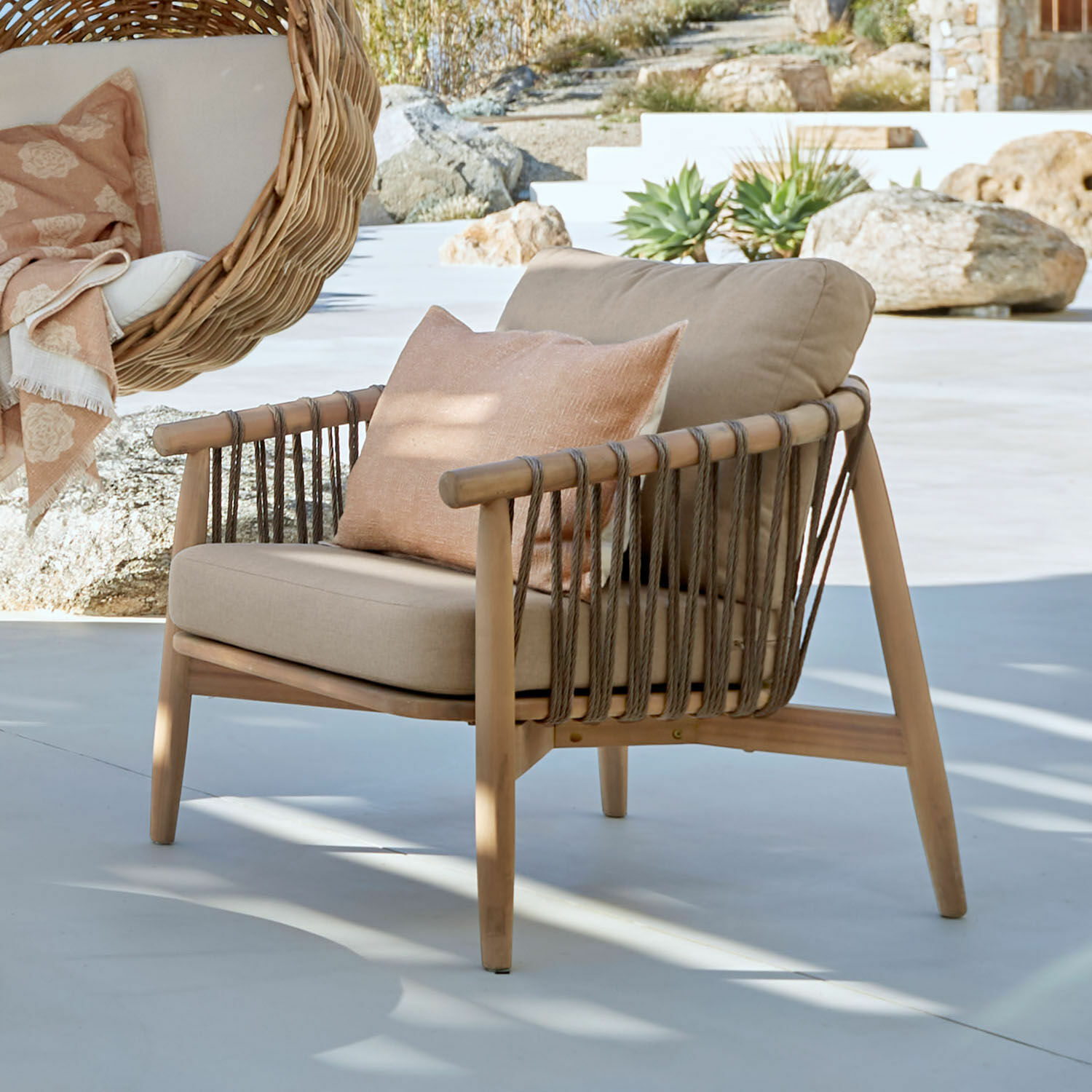Poltrona FSC®-100% Thornwick Poltrona da esterno in legno e corda beige con cuscino, mobili moderni per terrazza