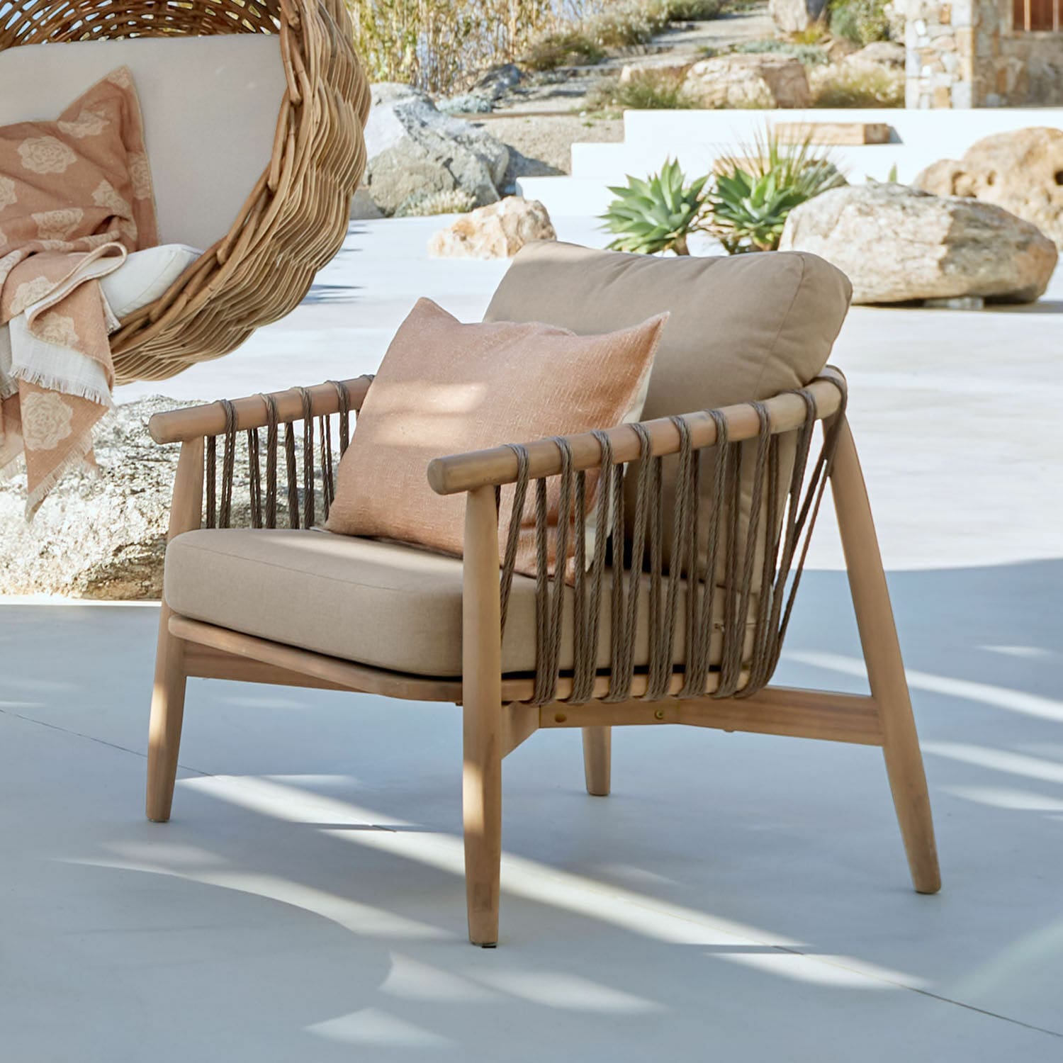 Poltrona FSC®-100% Thornwick Poltrona da esterno in legno e corda beige con cuscino, mobili moderni per terrazza