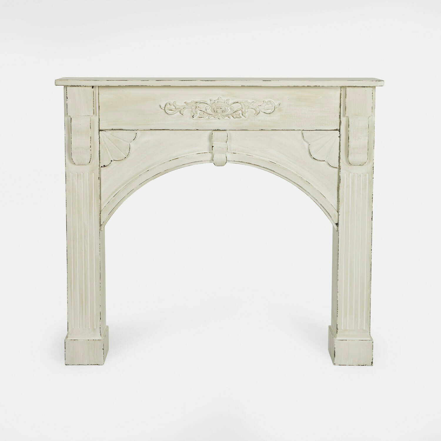 Cornice per camino in legno bianco con intagli decorativi e finitura invecchiata