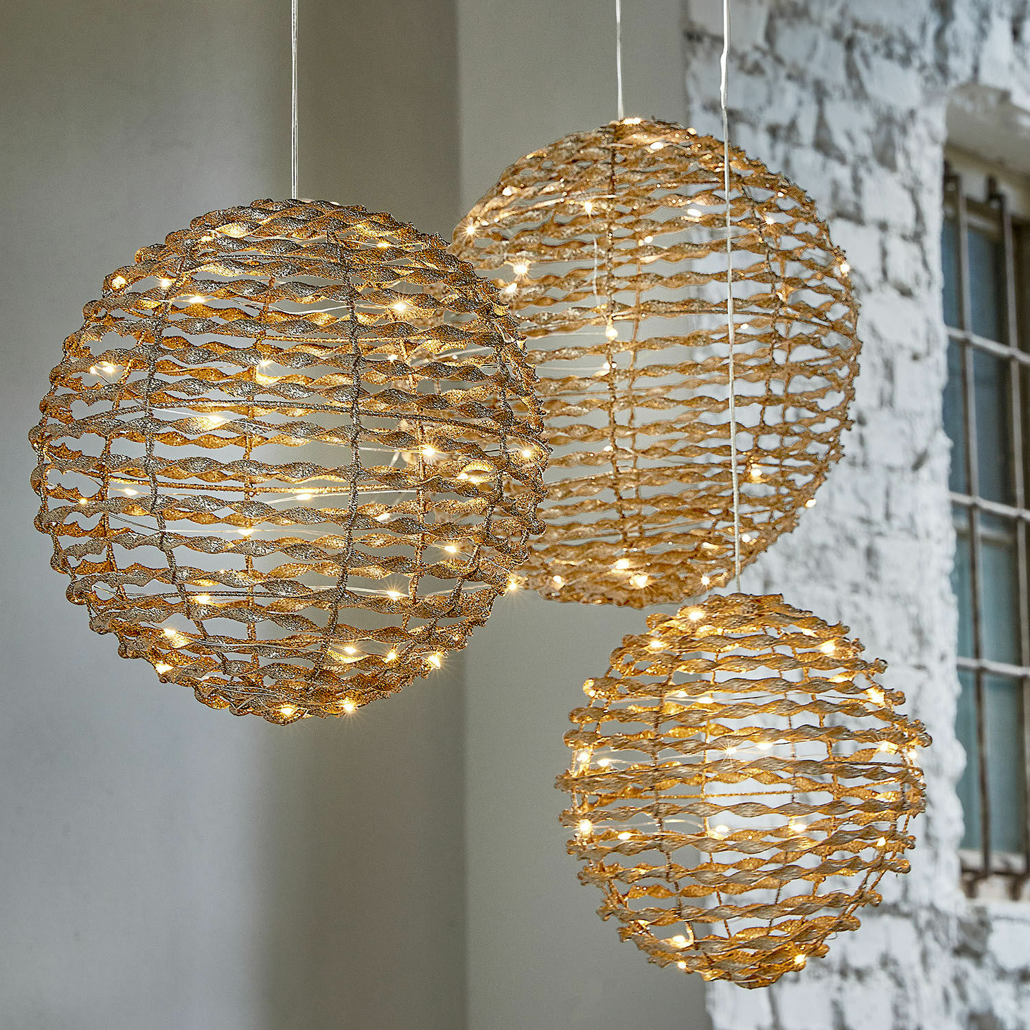 Set di 3 sfere a LED Thalindra Tre sfere metalliche dorate con luci LED delicate per decorazione d'interni